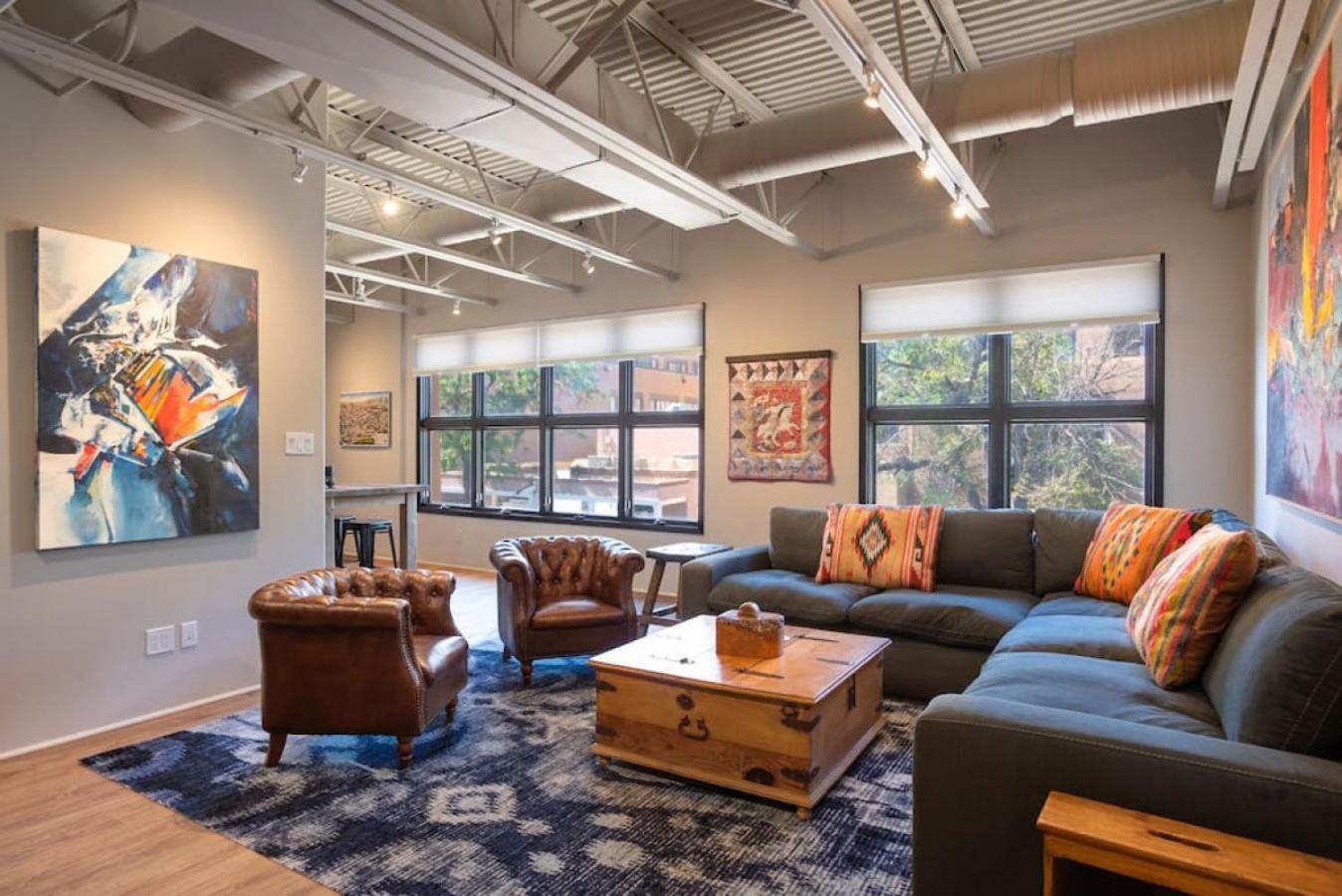 Luxury In The Heart Of Historic Downtown 1050 Sq Ft Apartment *